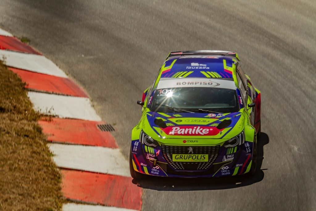 Peugeot 208 a competir numa pista de rallycross